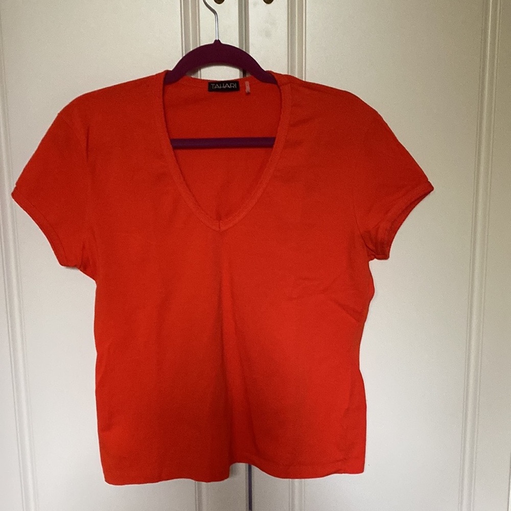 TAHARI V- NECK TEE SZ L.